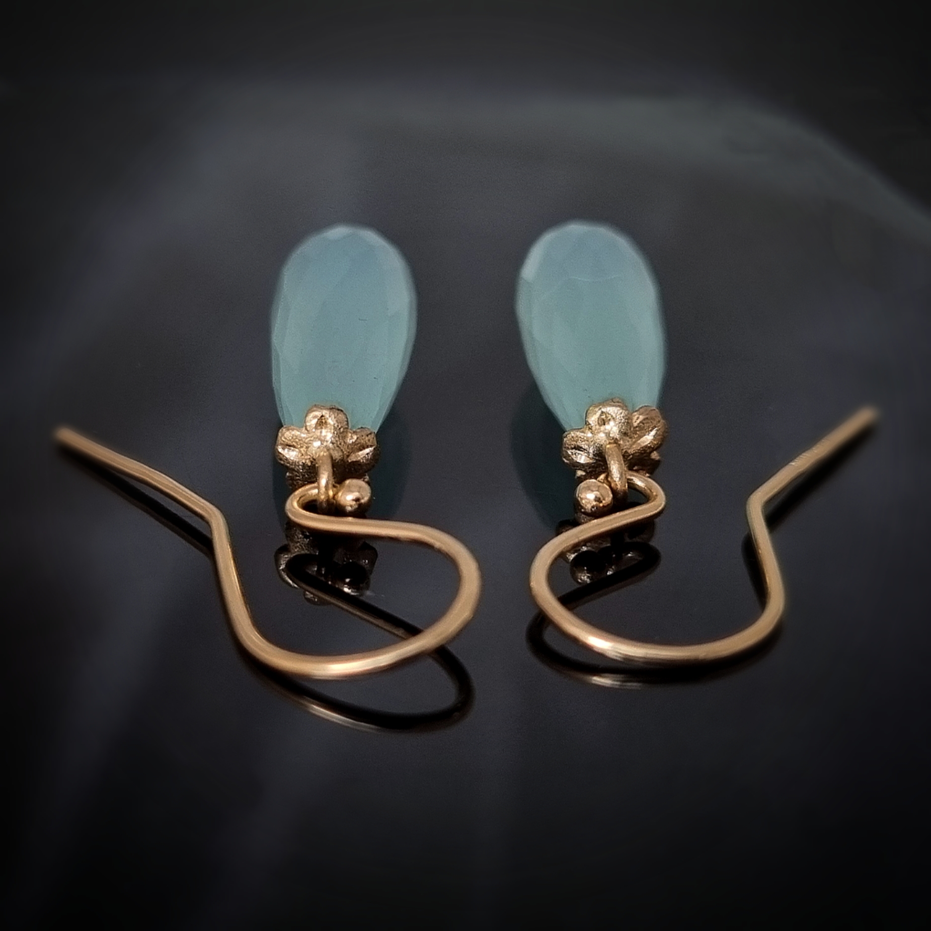 Isblå Onyx med gullviva - örhängen i 18K