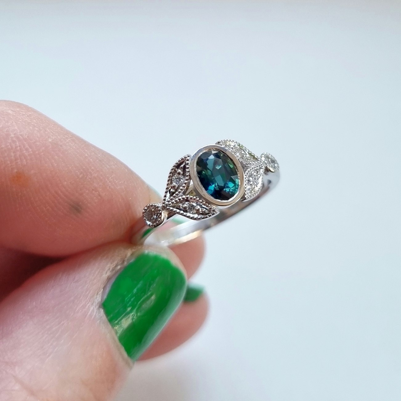 Ismynta - Tealsafir & diamantring i 18K vitguld