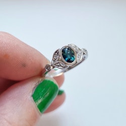 Ismynta - Tealsafir & diamantring i 18K vitguld