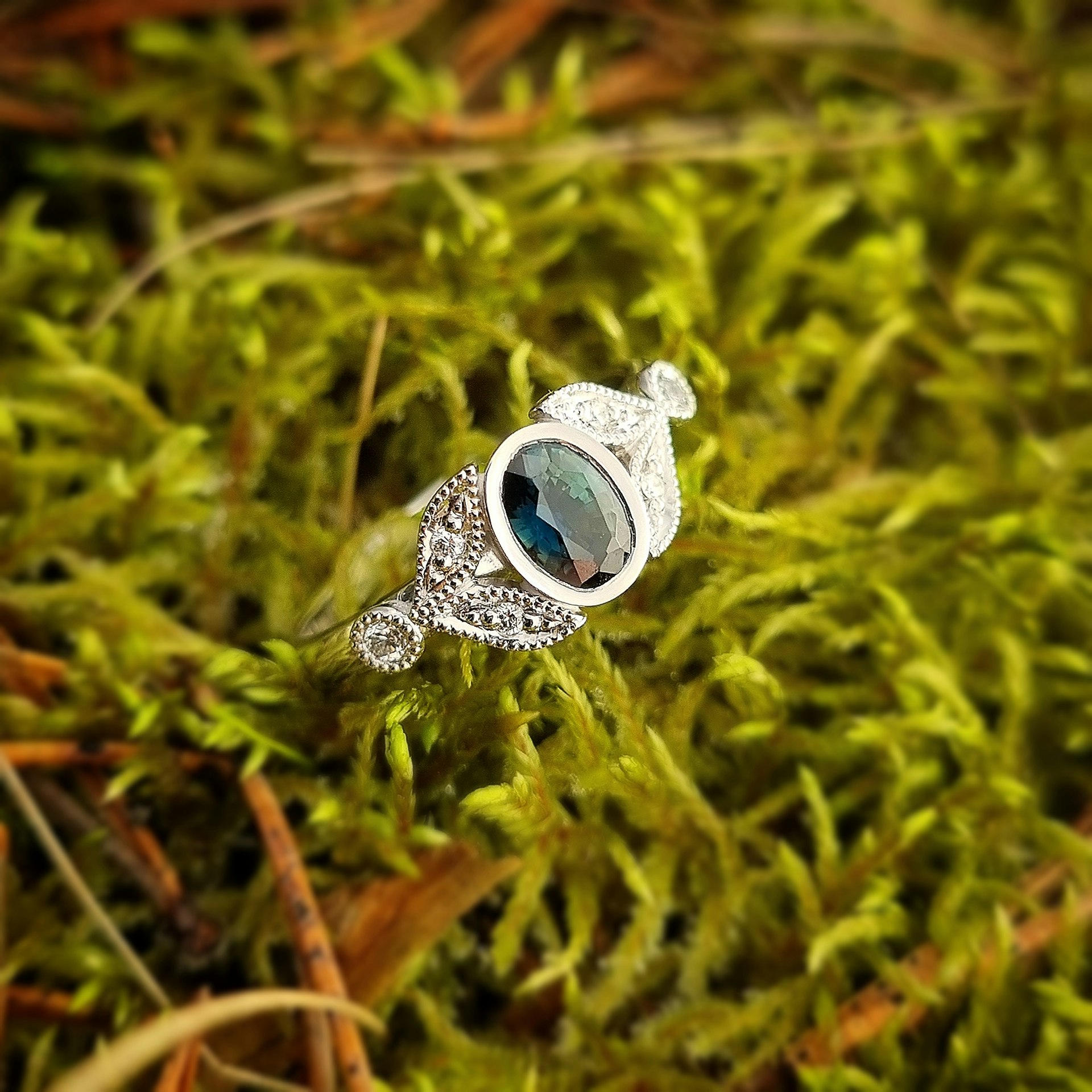 Ismynta - Tealsafir & diamantring i 18K vitguld