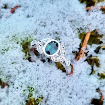 Ismynta - Tealsafir & diamantring i 18K vitguld