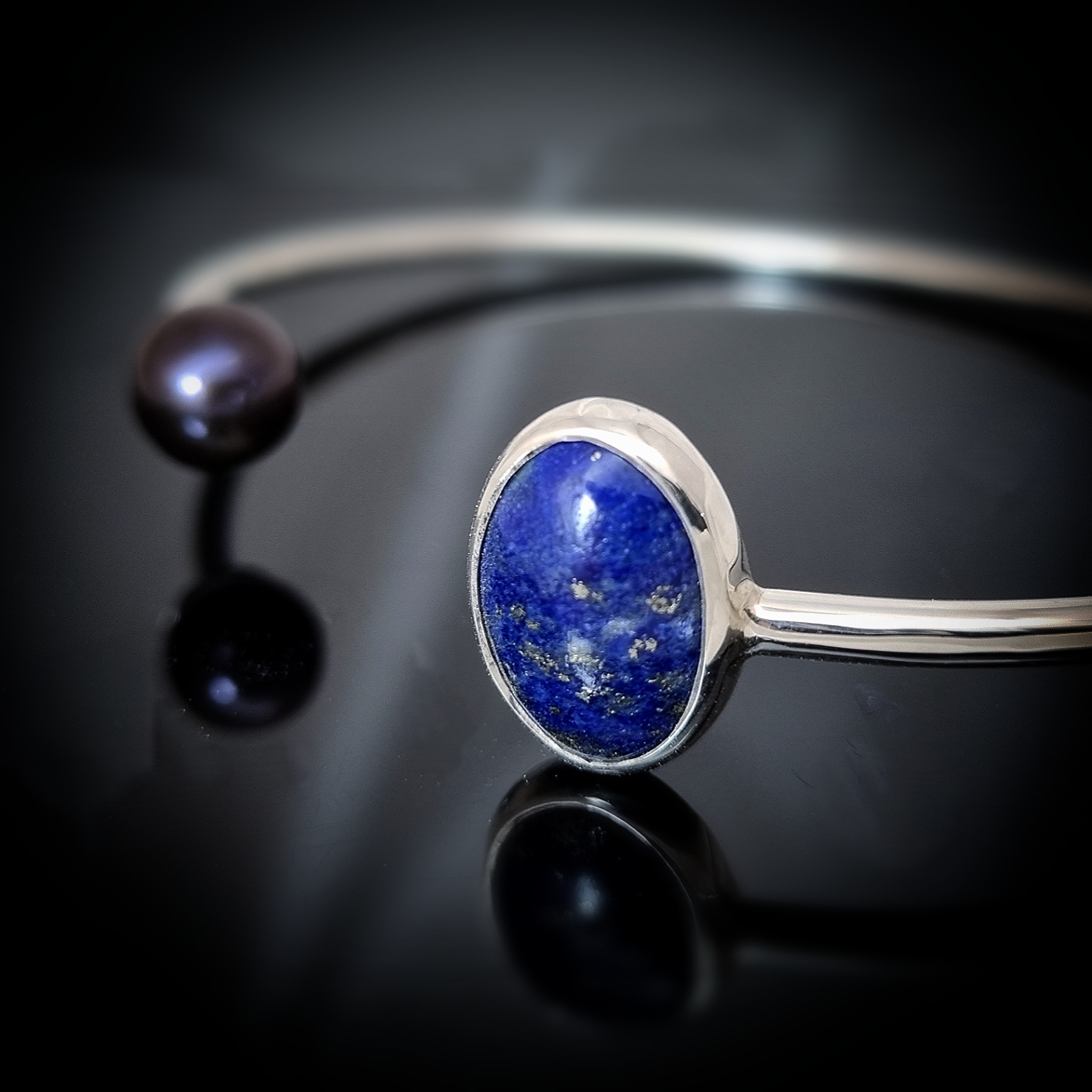 Silverarmring med Lapis Lazuli och sötvattenspärla