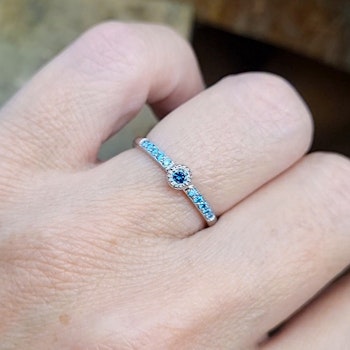 Fröken Blåklint - 18K vitguldsring med blå diamanter