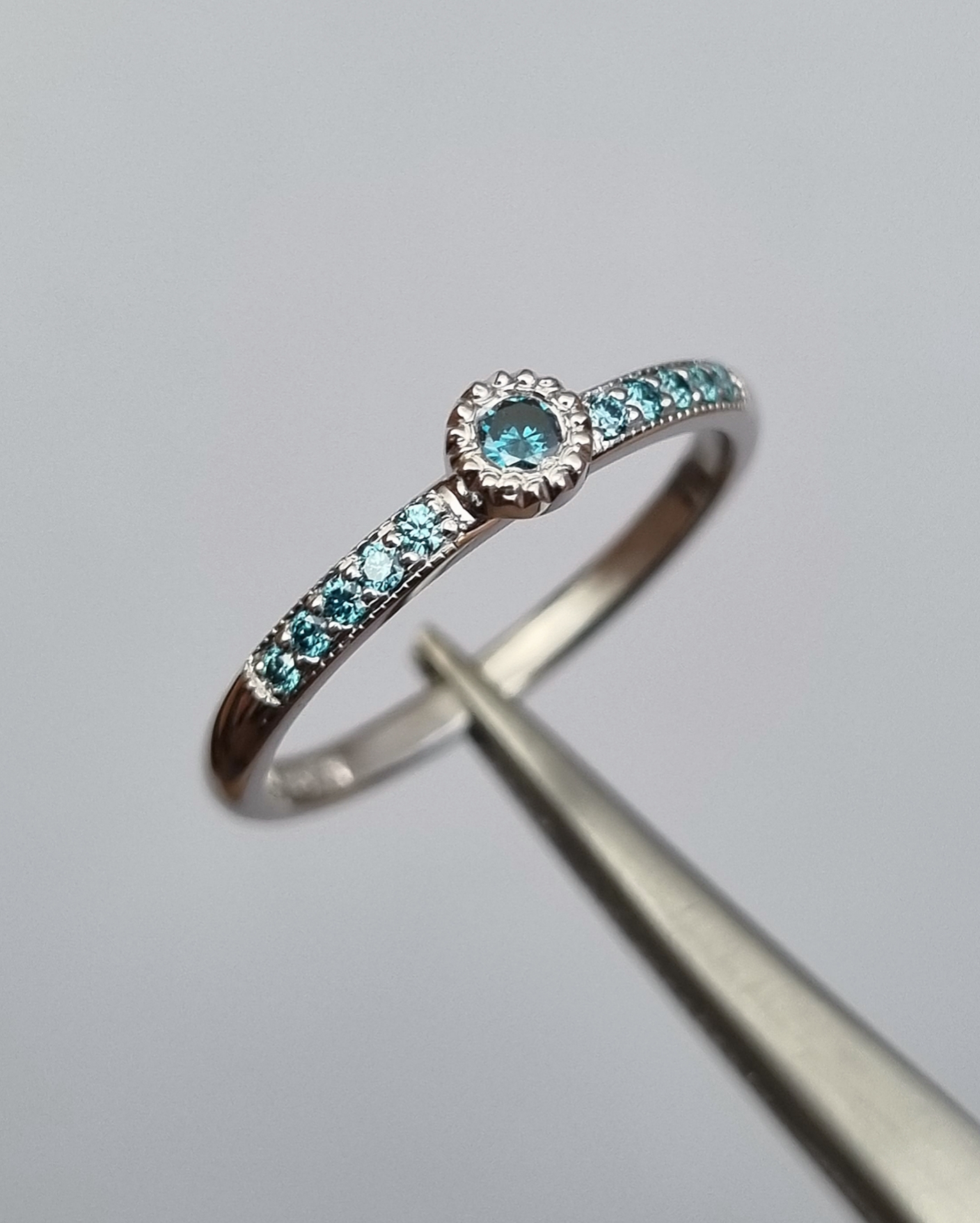Fröken Blåklint - 18K vitguldsring med blå diamanter