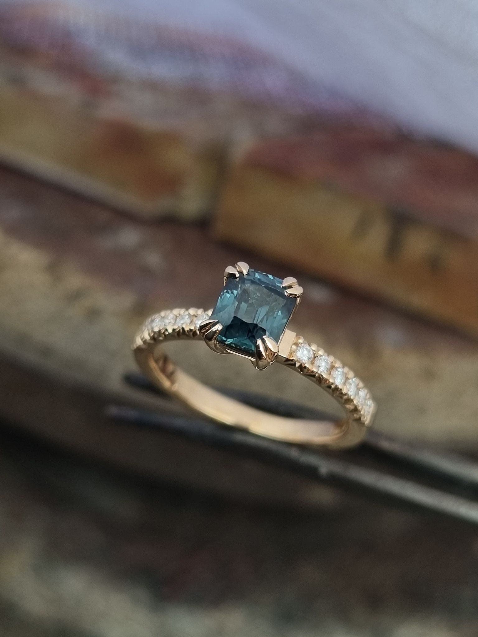 Safir och diamantring - 18K ring med smaragdslipad teal