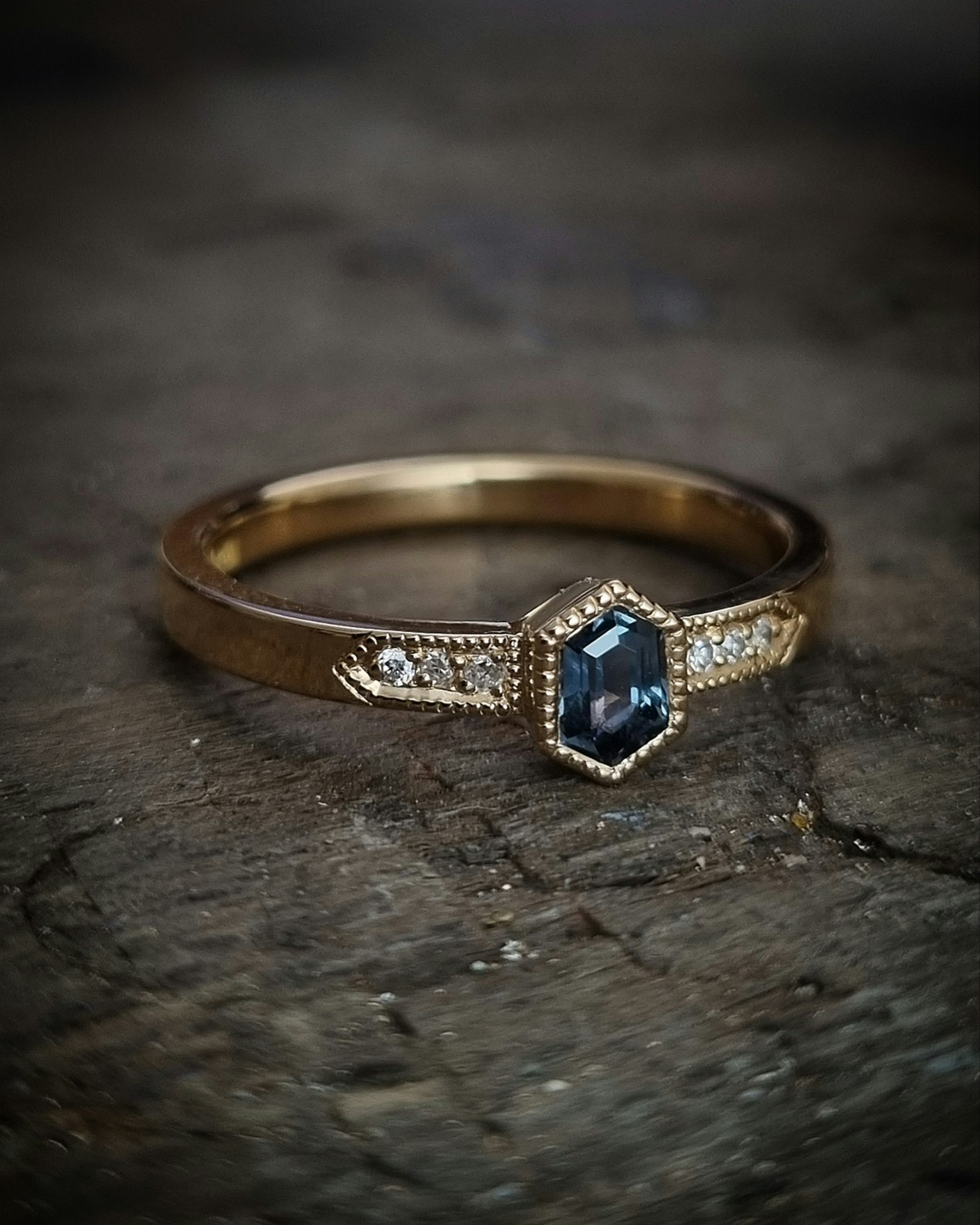 Skogstjärna - Safir- & diamantring i 18K