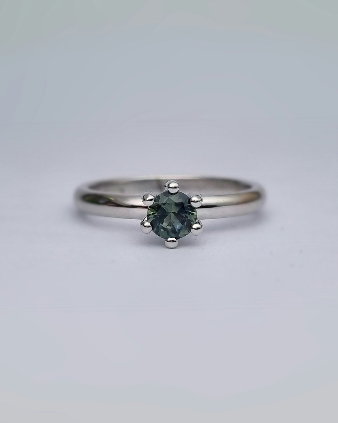 Precious Six - vitguldsring 18K med grön Safir 4,6 mm