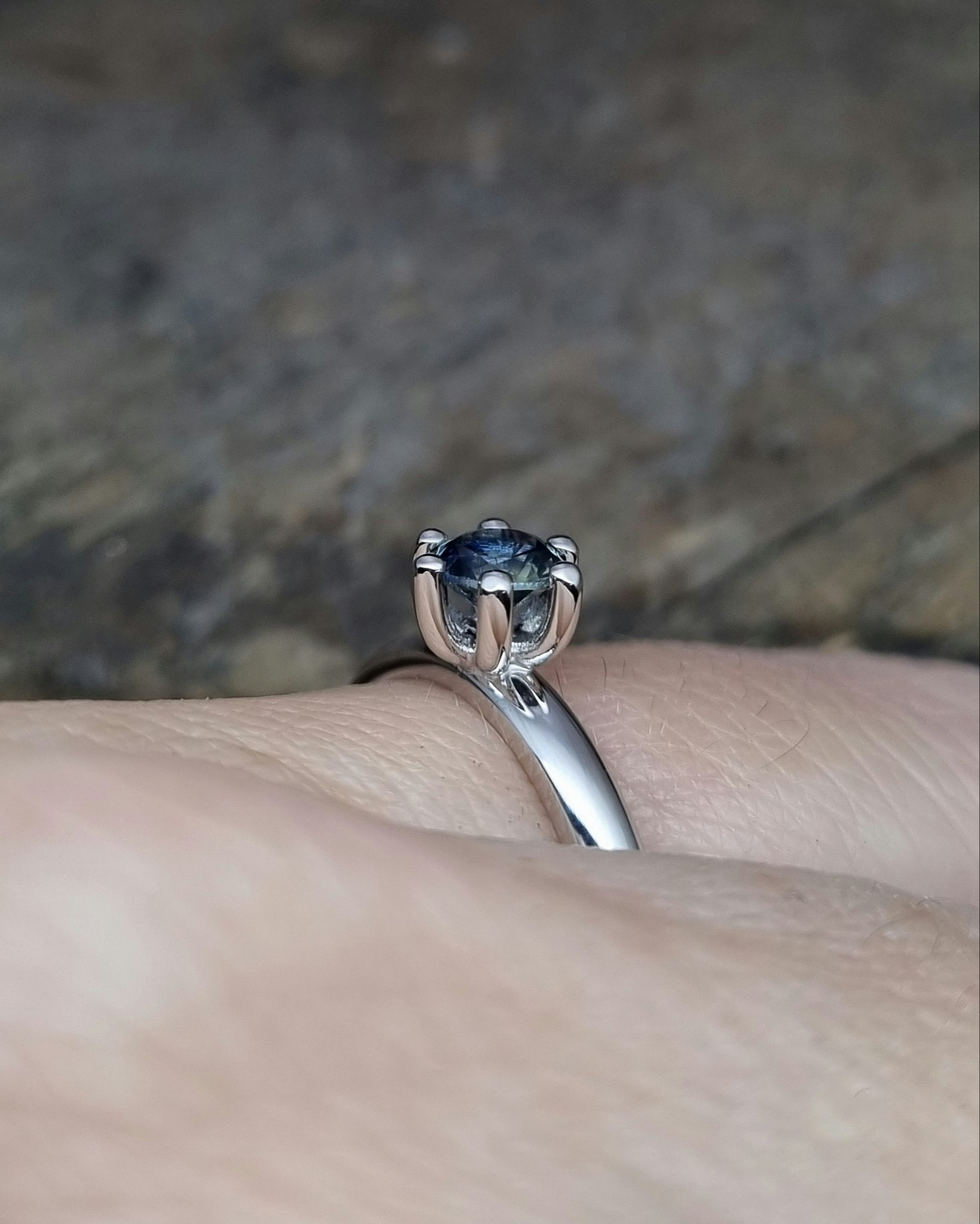 Precious Six - vitguldsring 18K med grön Safir 4,6 mm