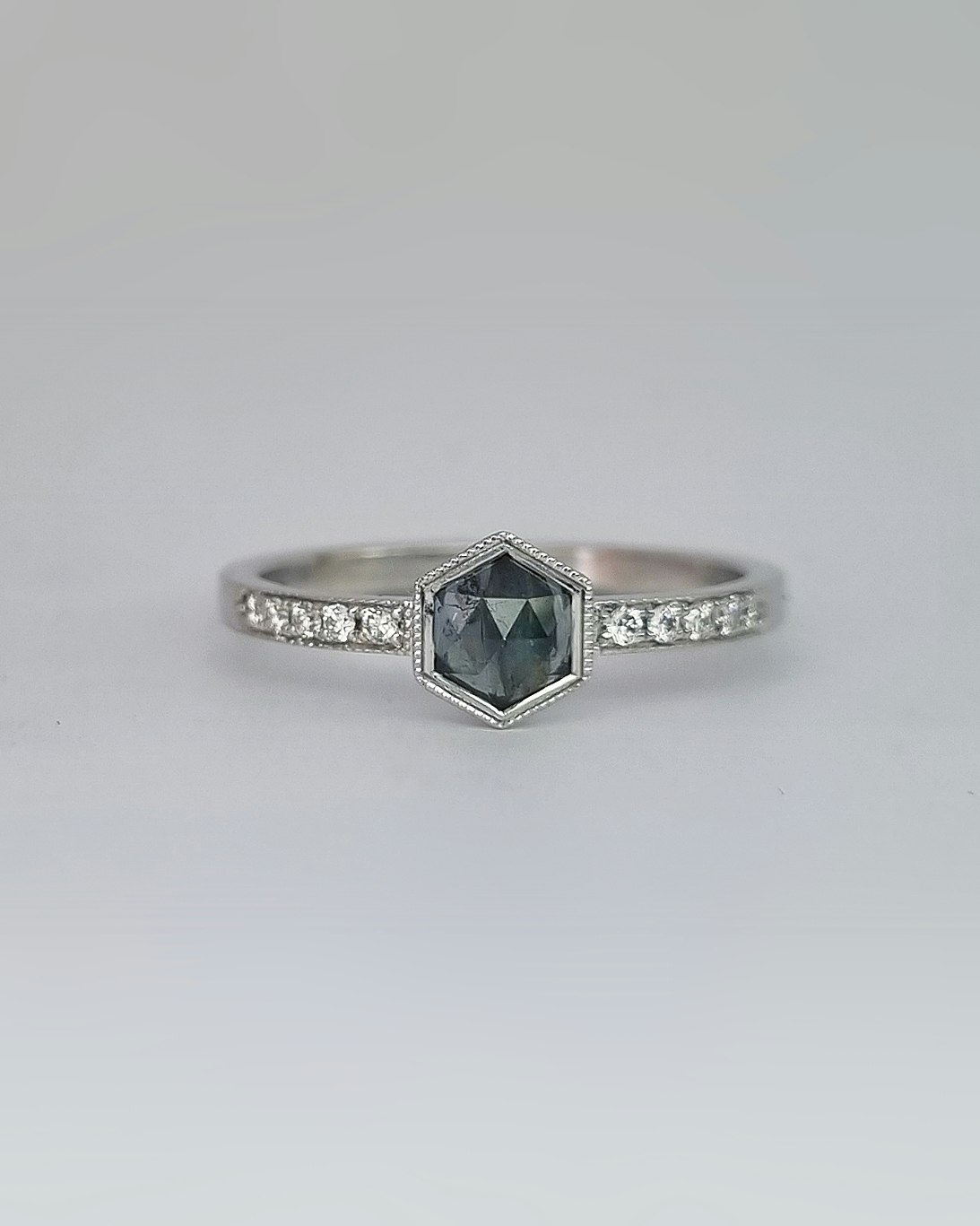Vårlava -TealSafir & diamantring i 18K vitguld