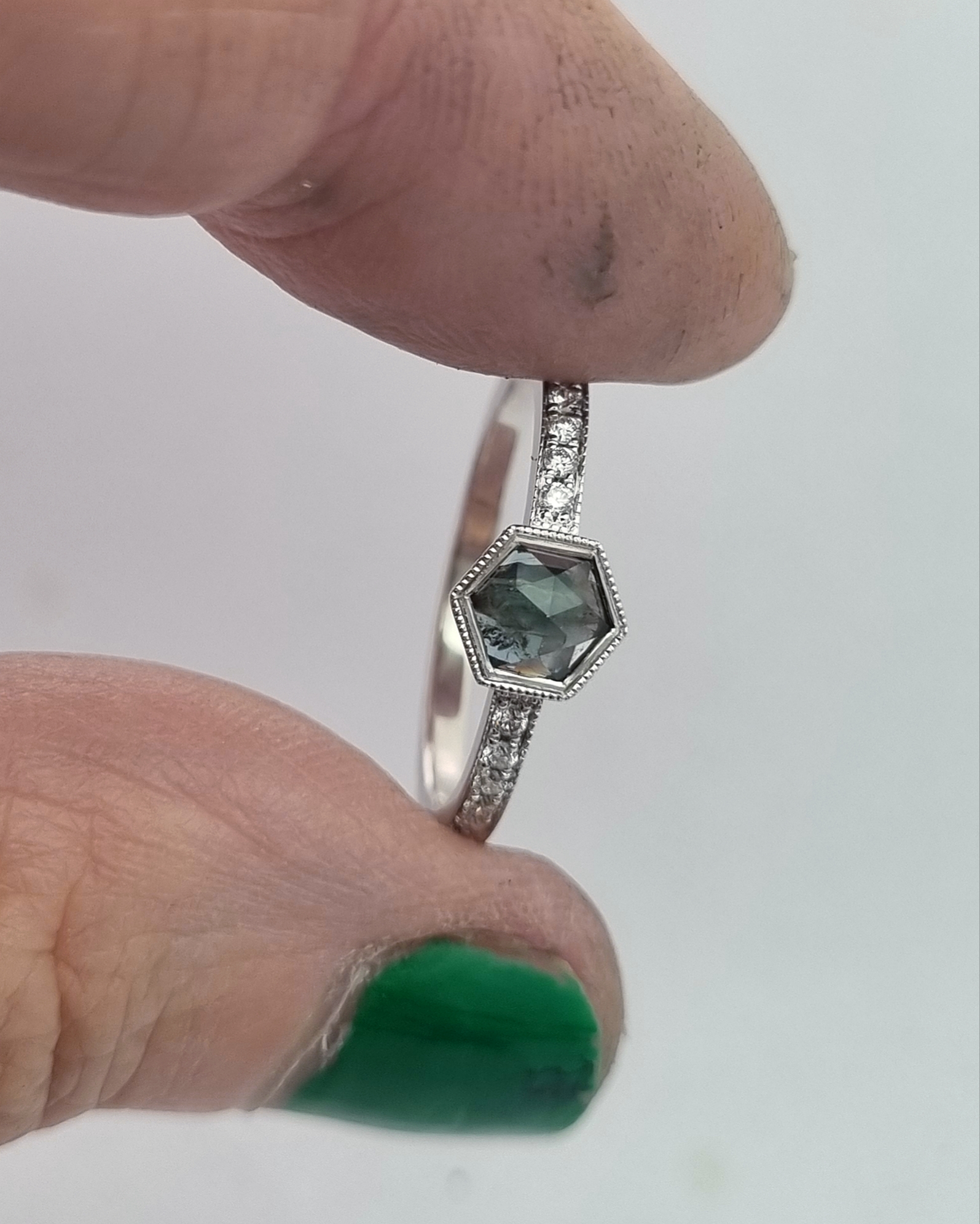 Vårlava - Safir & diamantring i 18K vitguld