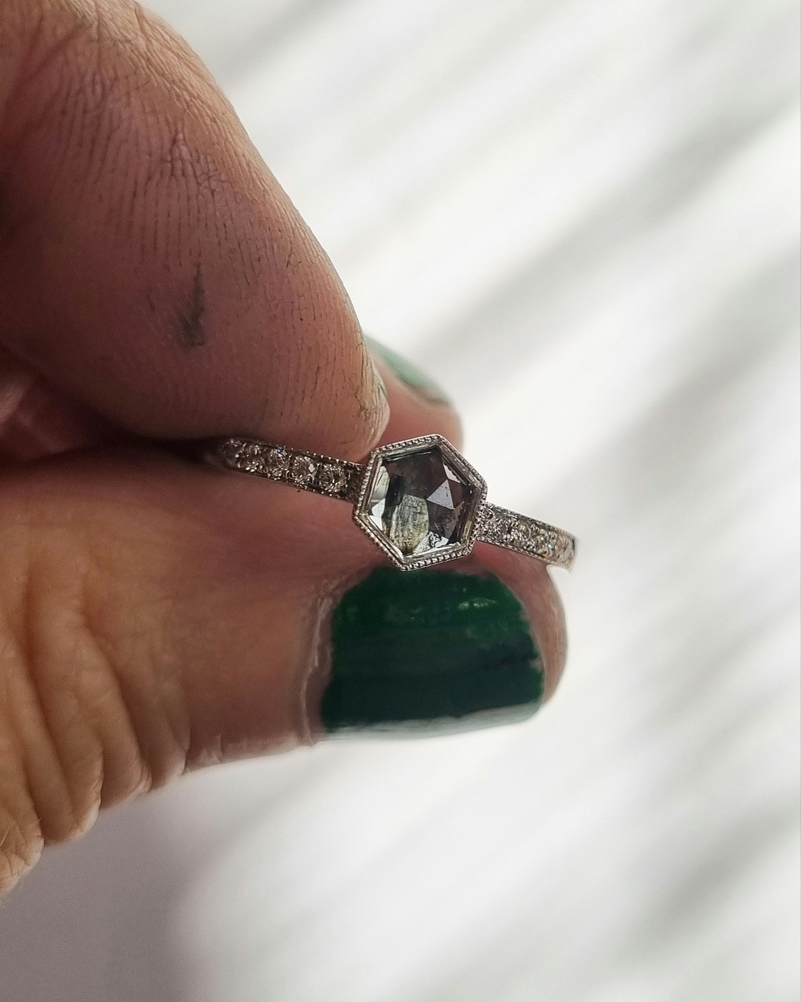 Vårlava -TealSafir & diamantring i 18K vitguld