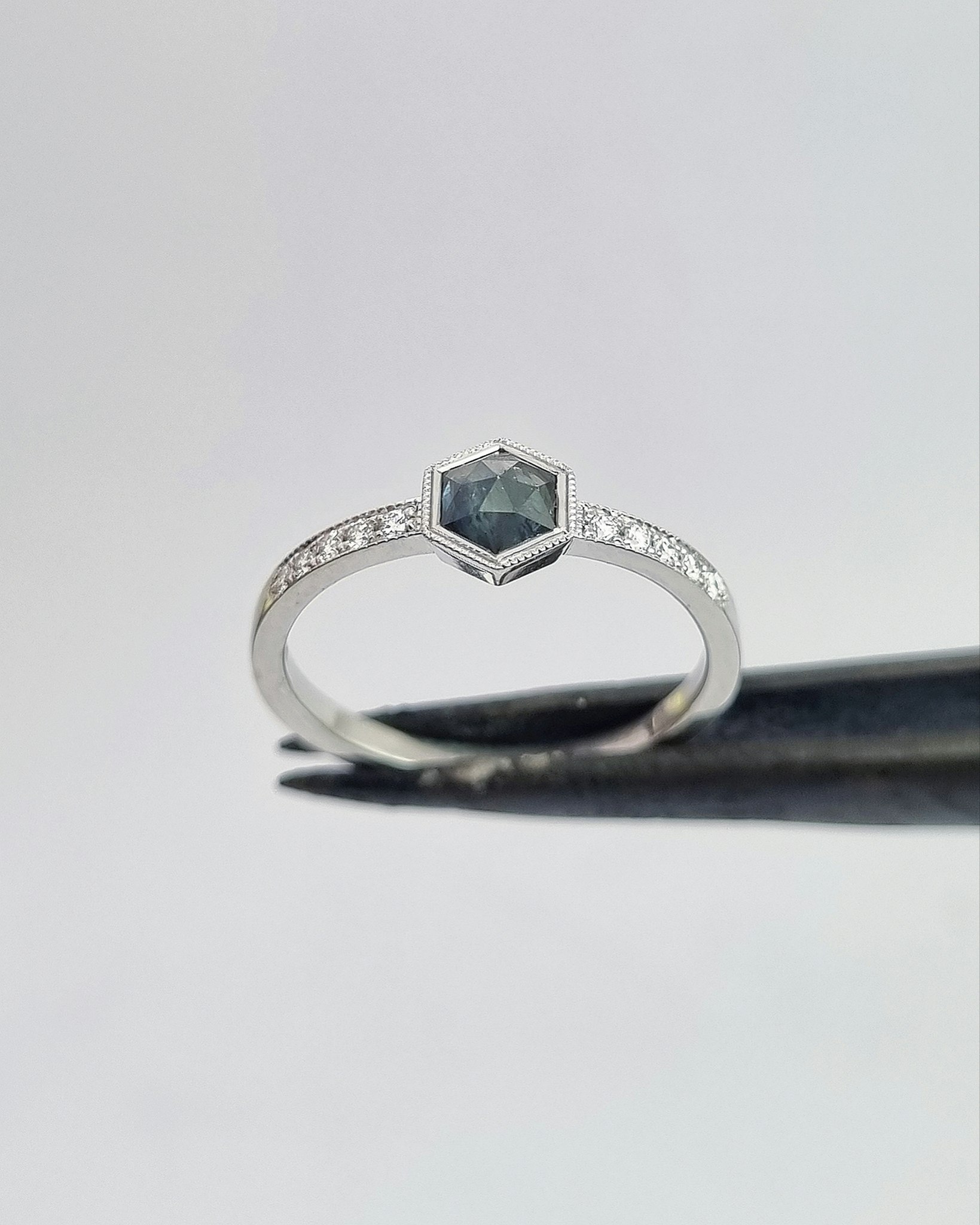 Vårlava -TealSafir & diamantring i 18K vitguld
