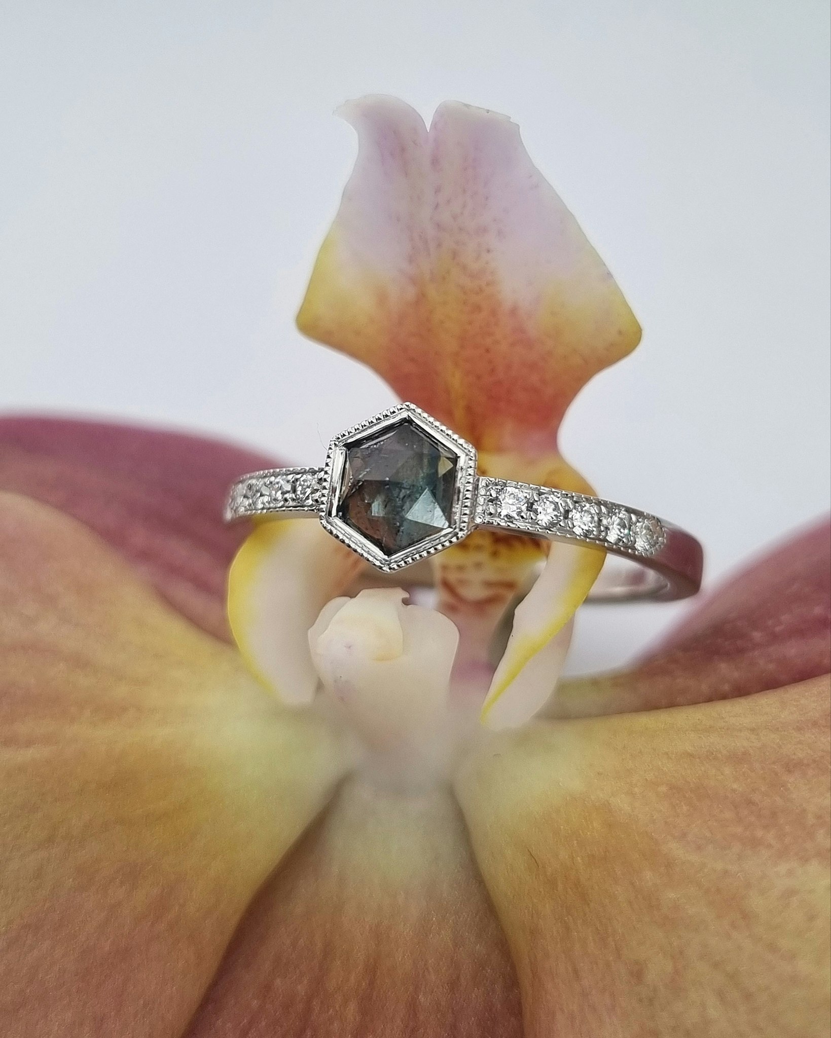 Vårlava -TealSafir & diamantring i 18K vitguld
