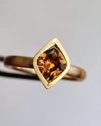Eldfluga - unik Safirring i 18K guld
