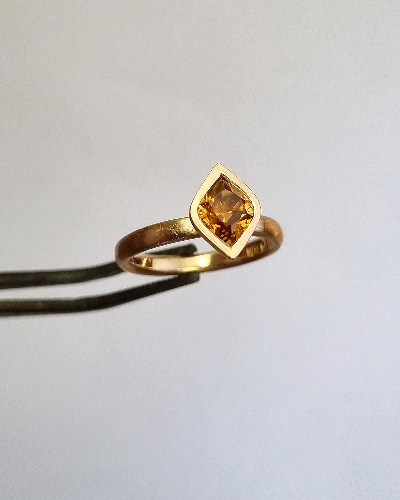 Eldfluga - unik Safirring i 18K guld