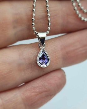 Droppslipad antikviolett Safir - hänge i 18K vitguld