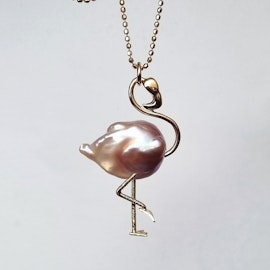Flamingon Gertrud - pärlhänge i 18K guld