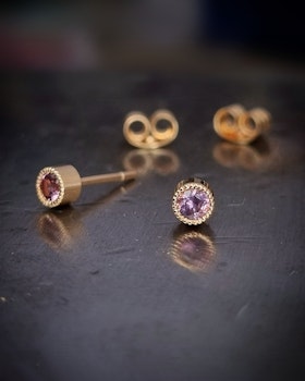 Studs med antikrosa Spineller fairtrade - örhängen i 18K