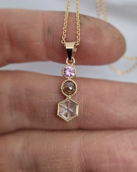 Gnistrande mix & match - Safir och diamanthänge i 18K guld