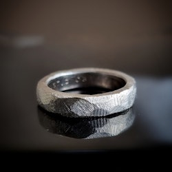 Rustic - slät ring med rå yta 4,5 mm