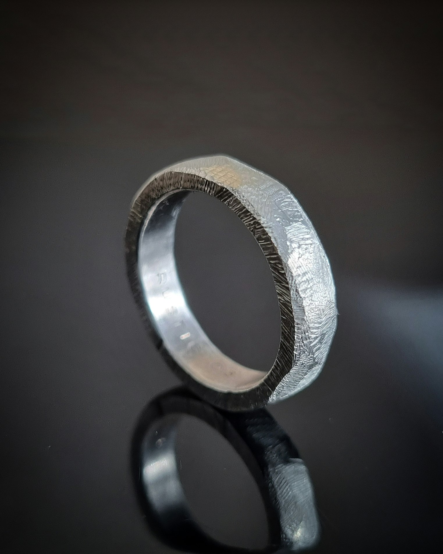 Rustic - slät ring med rå yta 4,5 mm