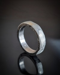 Rustic - slät ring med rå yta 4,5 mm