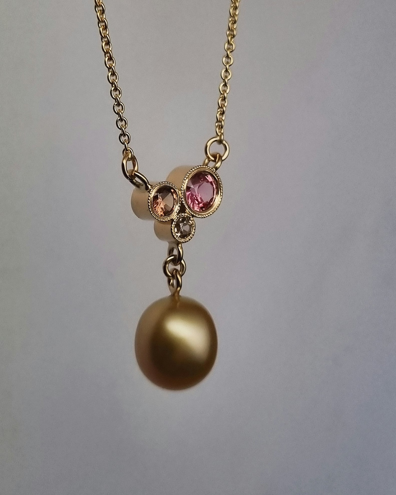 Eyecandy - Safir & pärlhalsband i 18K guld