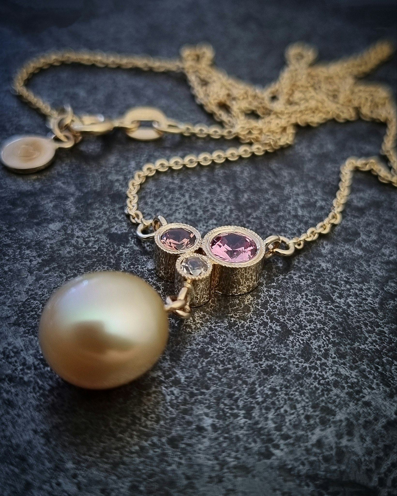 Eyecandy - Safir & pärlhalsband i 18K guld