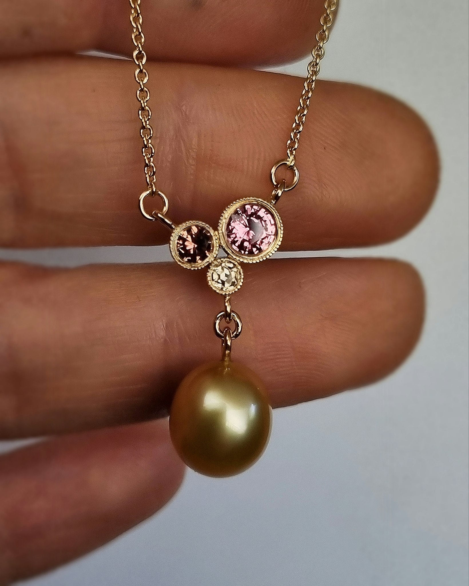 Eyecandy - Safir & pärlhalsband i 18K guld