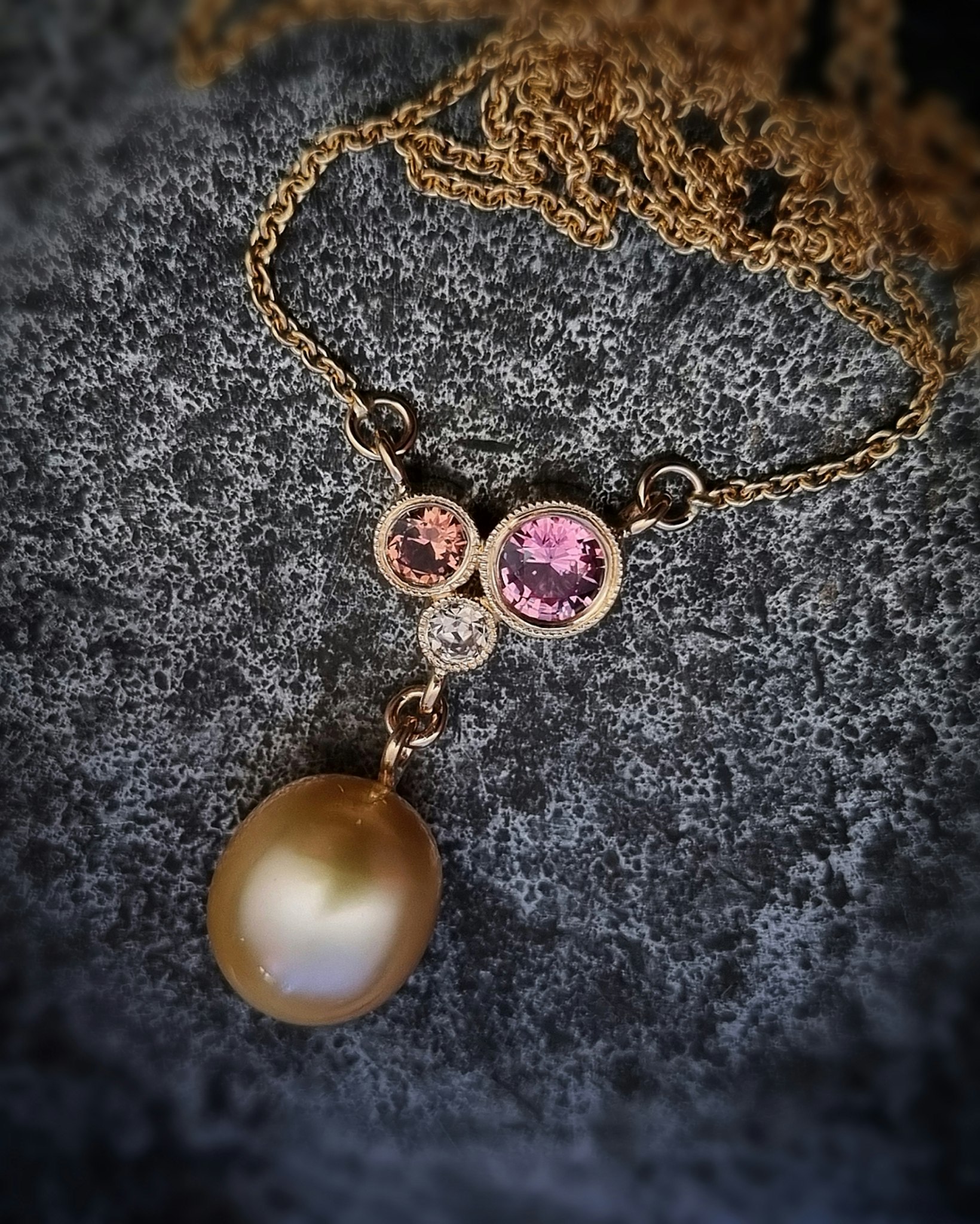 Eyecandy - Safir & pärlhalsband i 18K guld