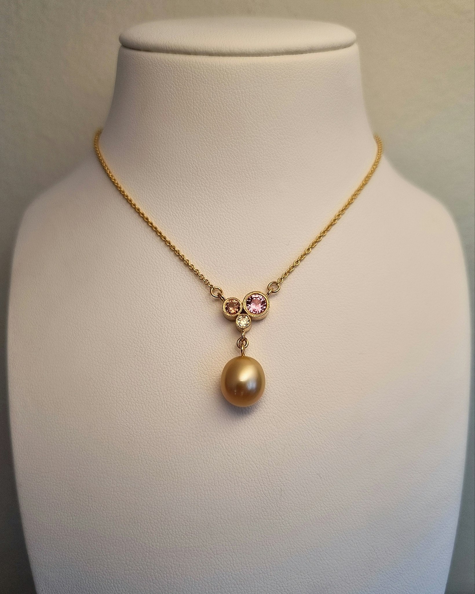 Eyecandy - Safir & pärlhalsband i 18K guld