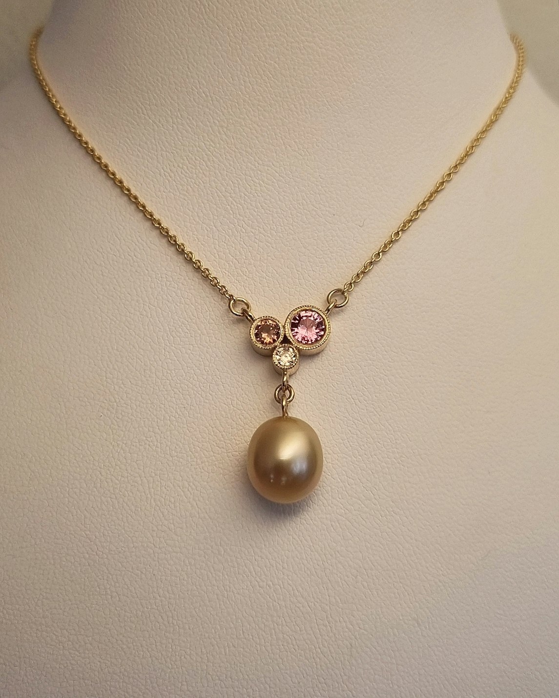 Eyecandy - Safir & pärlhalsband i 18K guld