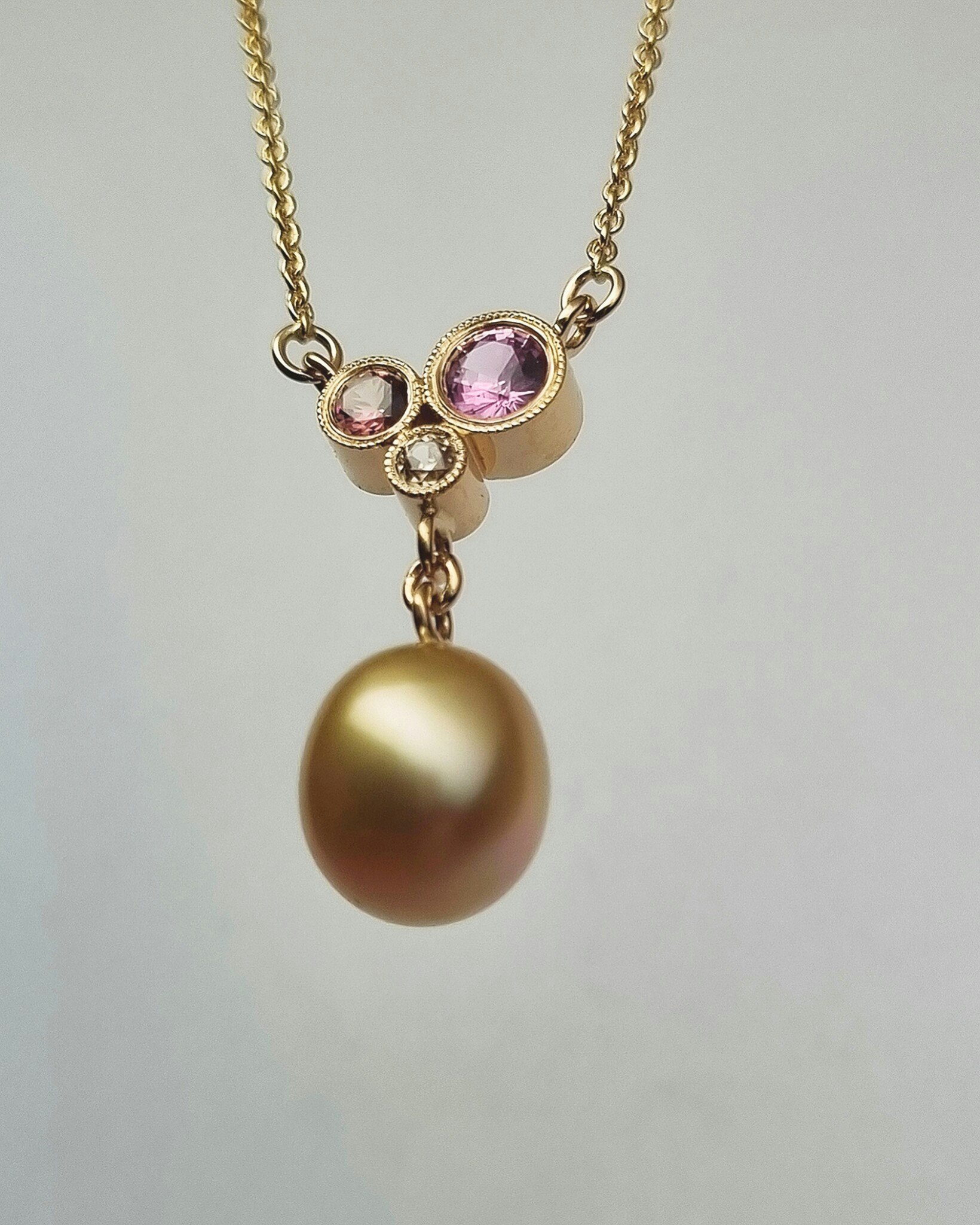 Eyecandy - Safir & pärlhalsband i 18K guld