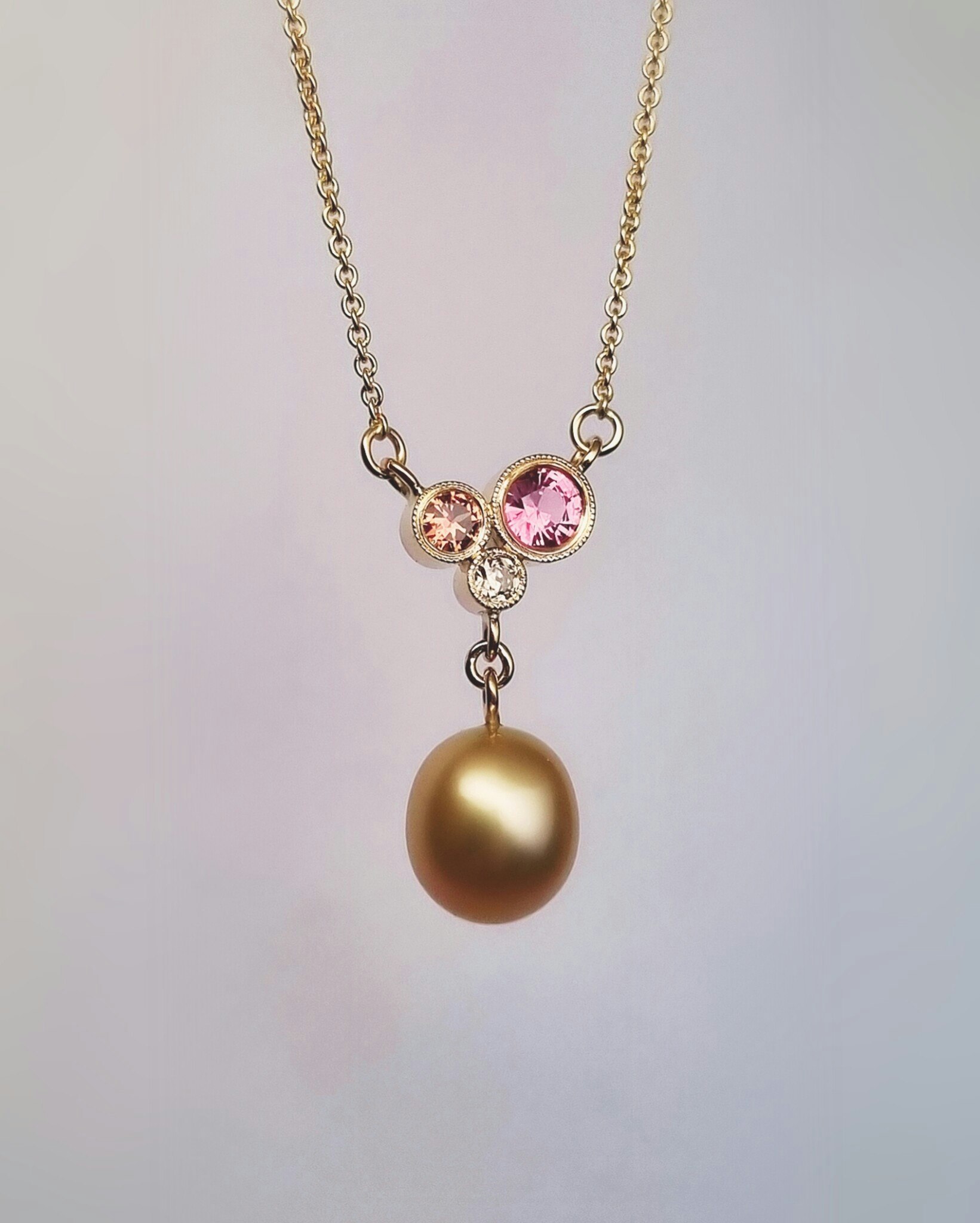 Eyecandy - Safir & pärlhalsband i 18K guld