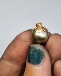 Pistagegrön Tahitipärla - hänge i 18K guld