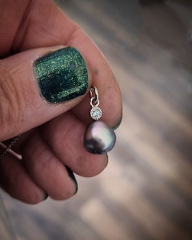 Cortezpärla med isblå briljant - Hänge i 18K vitguld