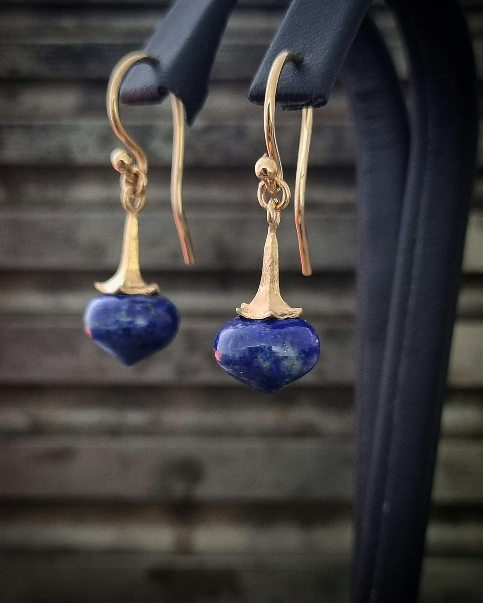 Lapis Lazuli med Änglatrumpet - örhängen i 18K guld