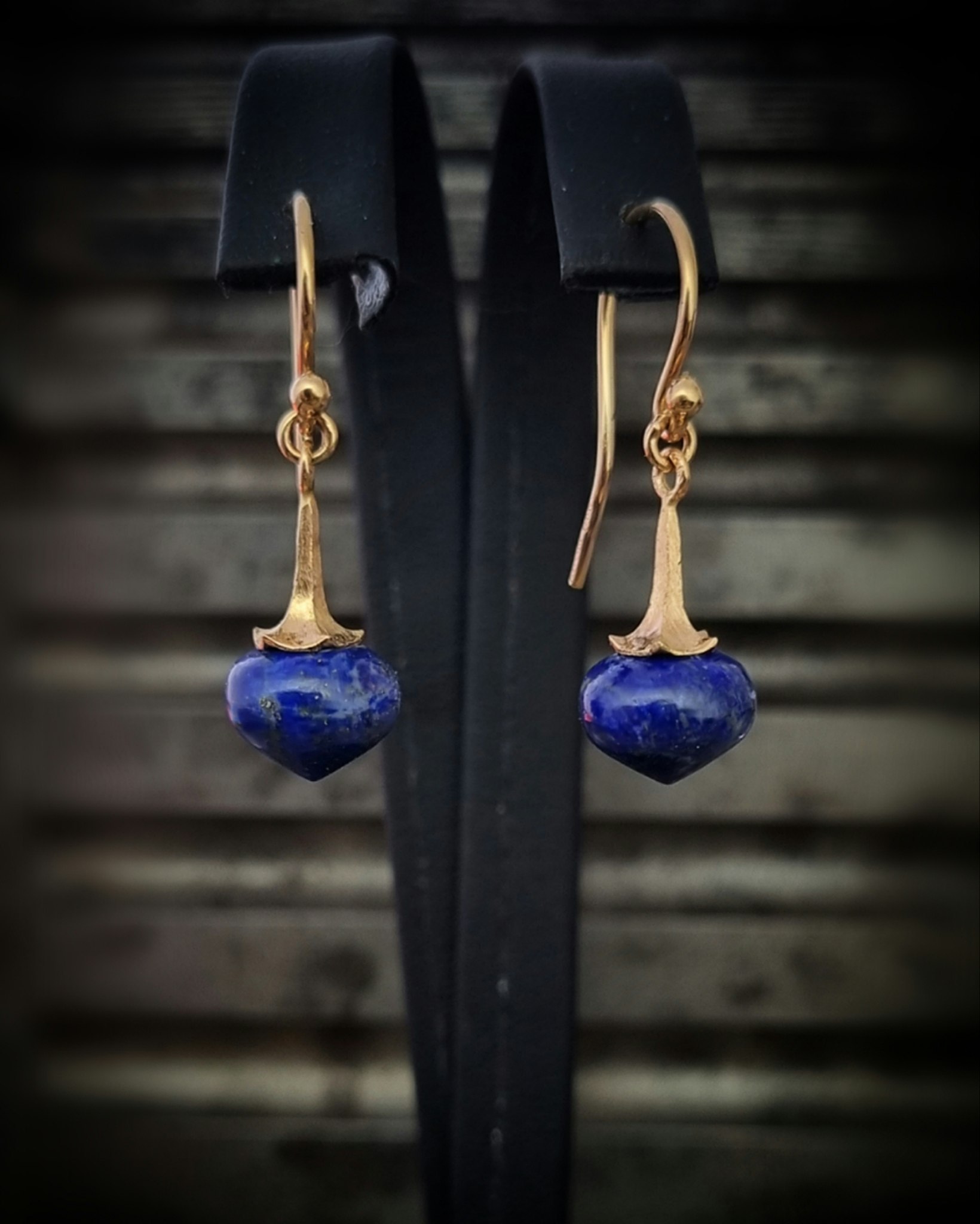 Lapis Lazuli med Änglatrumpet - örhängen i 18K guld