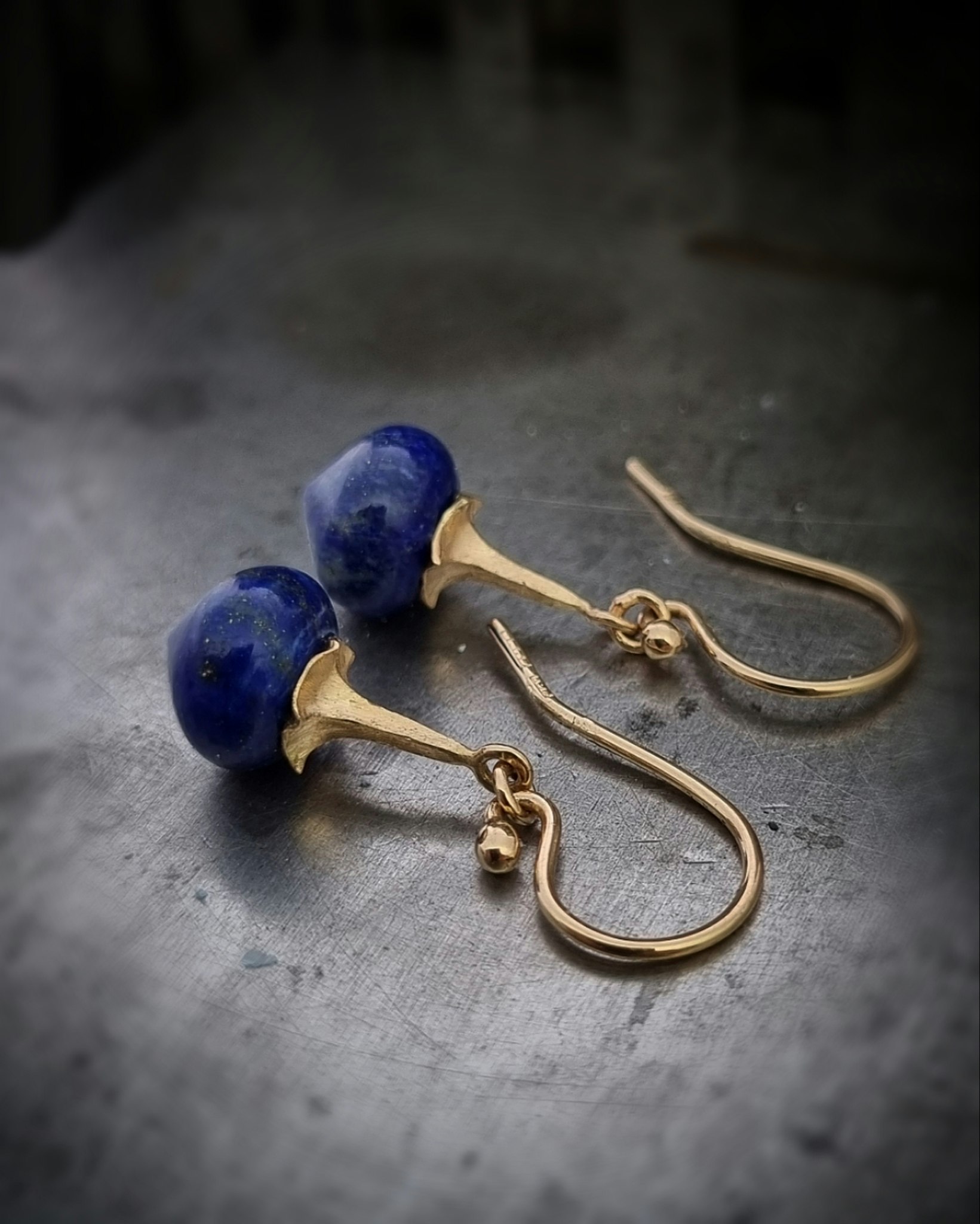 Lapis Lazuli med Änglatrumpet - örhängen i 18K guld