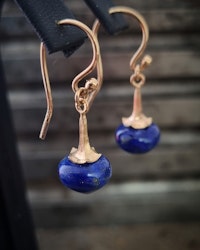 Lapis Lazuli med Änglatrumpet - örhängen i 18K guld