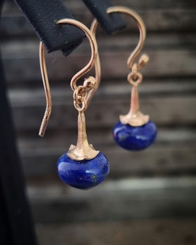 Lapis Lazuli med Änglatrumpet - örhängen i 18K guld