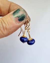 Lapis Lazuli med Änglatrumpet - örhängen i 18K guld