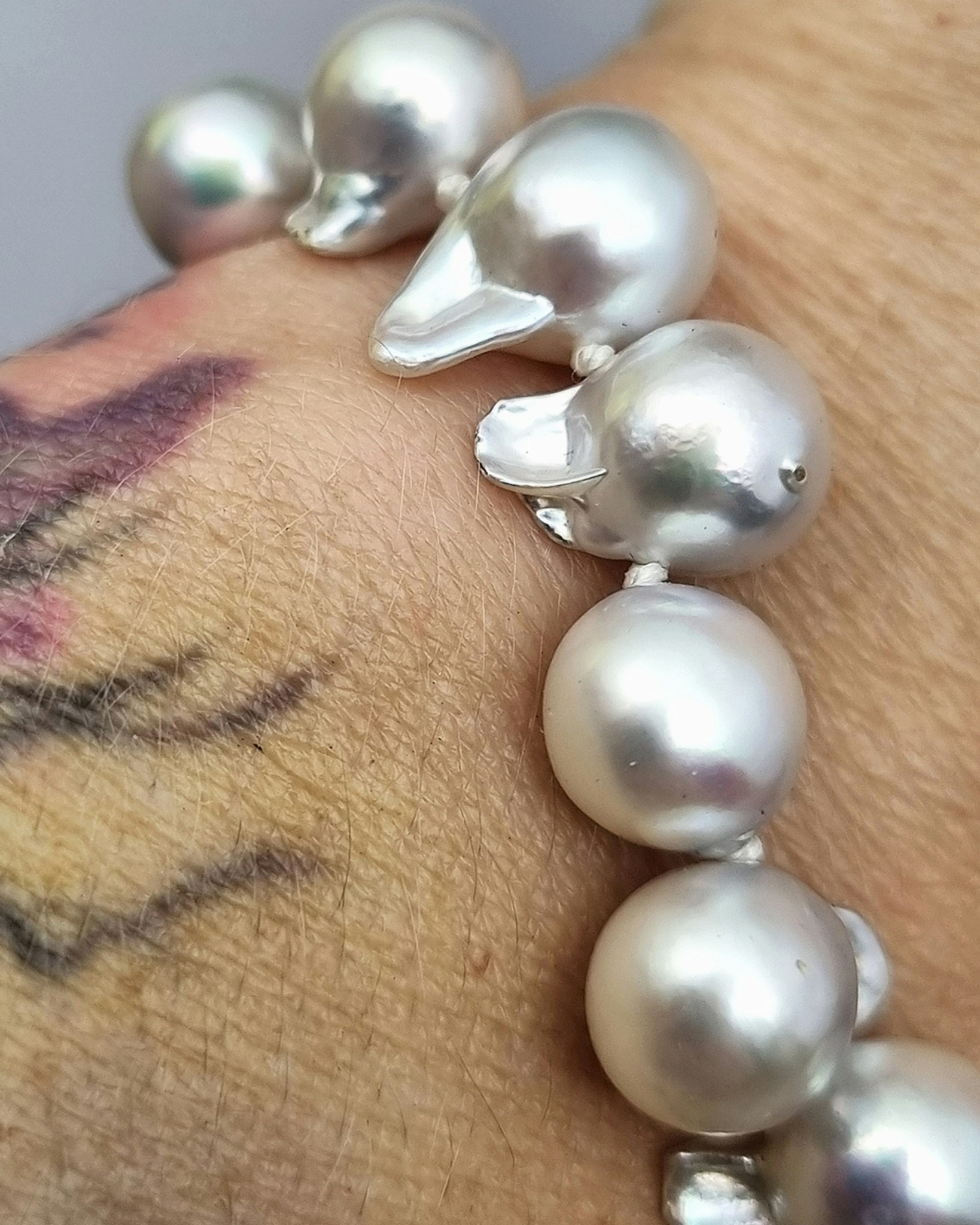 Väldigt barocka Akoyapärlor - armband 19 cm