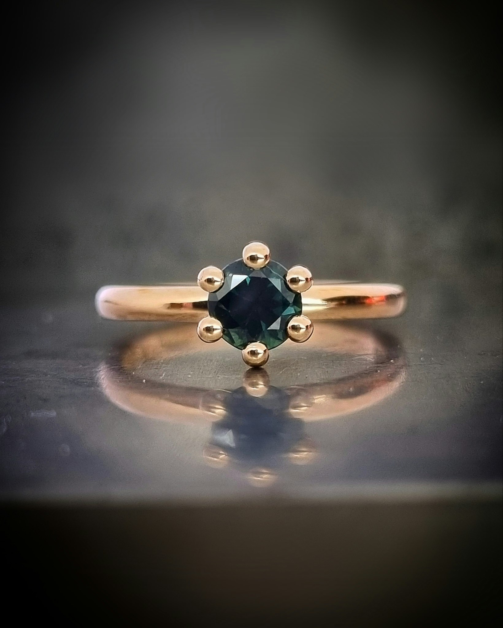 Precious six med Tealsafir - solitär i 18K guld
