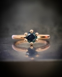 Precious six med Tealsafir - solitär i 18K guld