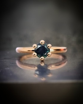 Precious six med Tealsafir - solitär i 18K guld