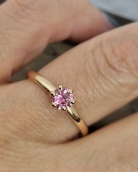 Precious six med rosa Safir - solitär i 18K guld