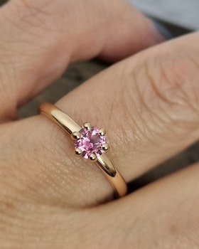 Precious six med rosa Safir - solitär i 18K guld