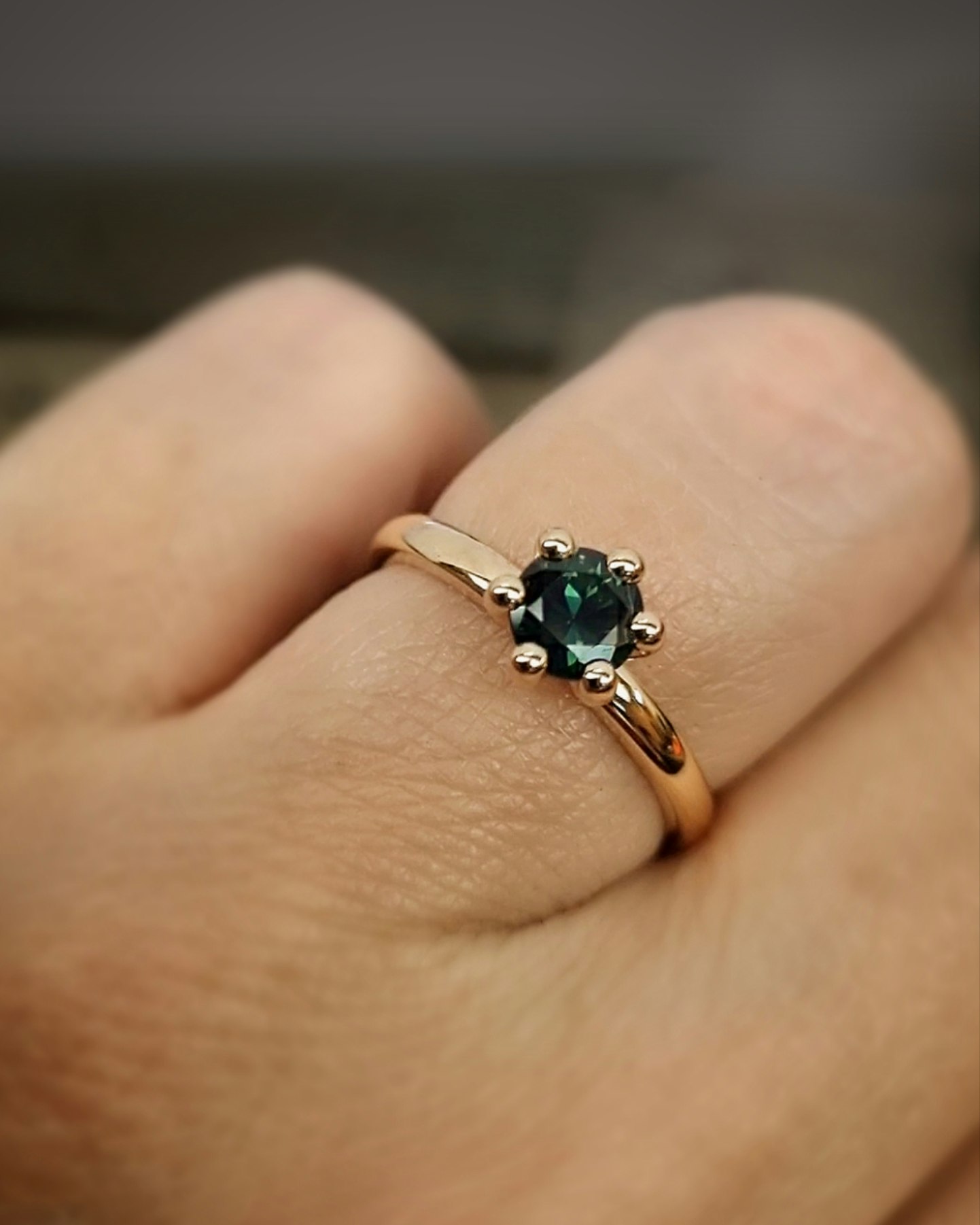 Precious six med Tealsafir - solitär i 18K guld