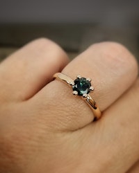 Precious six med Tealsafir - solitär i 18K guld